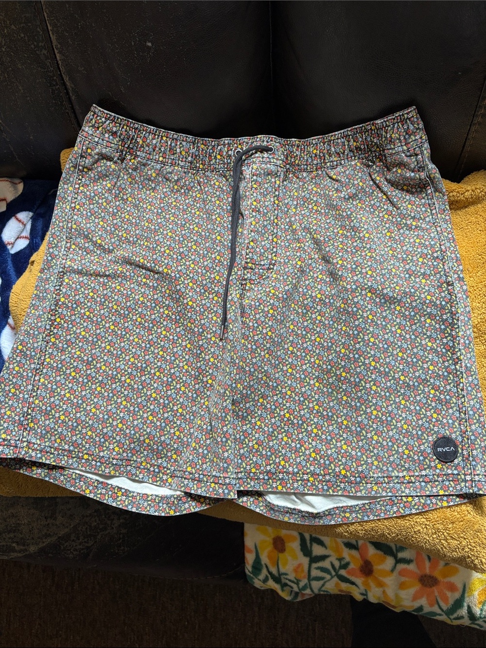 RVCA Men’s Floral Hybrid Shorts in Gray with Multicolor Dots
